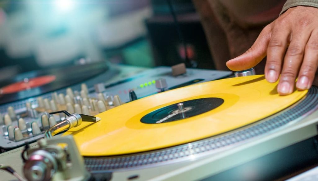 Sesiones de DJ en vinilo en Madrid - Tempo Club
