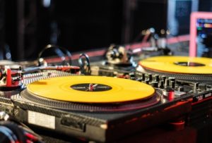 Sesiones de DJ en vinilo en Madrid - Tempo Club